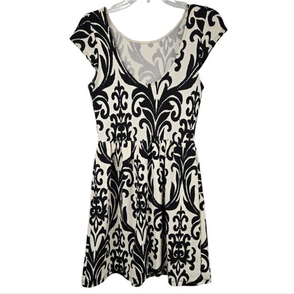 Francesca's Buttons Damask Jaquard Knit Scuba Dress Sleeveless Fit & Flare Mini - Picture 4 of 9